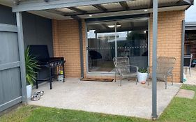 Private Guesthouse - Pet Friendly - Walk To Beach